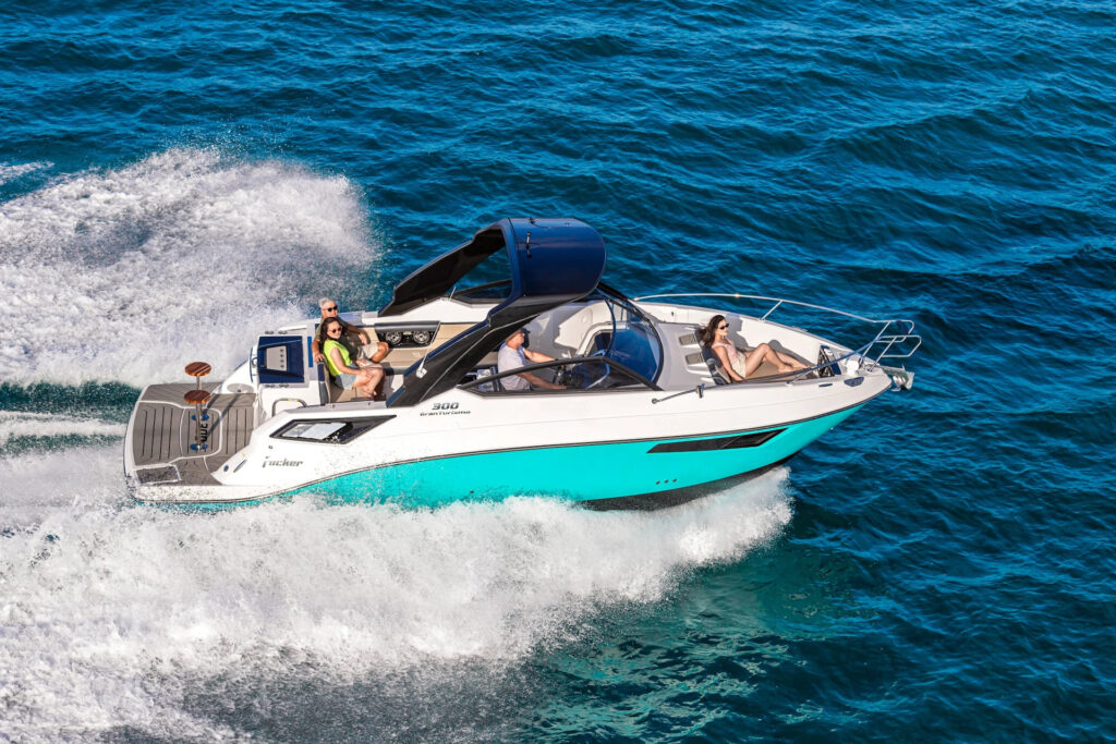 Lancha Focker 300 Gran Turismo navegando em alta velocidade no mar com passageiros a bordo