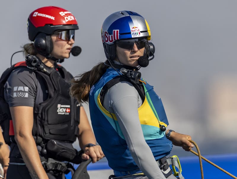 Hannah Mills e Martine Grael durante coletiva de imprensa do SailGP com patrocinadores ao fundo