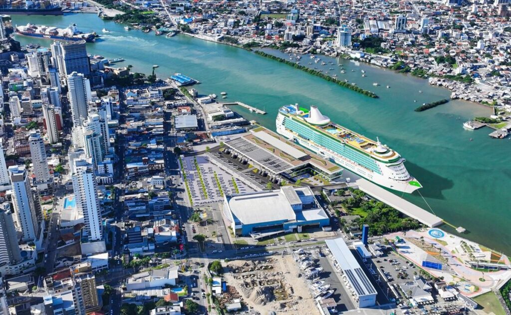 Projeto do megaterminal de cruzeiros em Itajaí SC com navio atracado e vista aérea da cidade