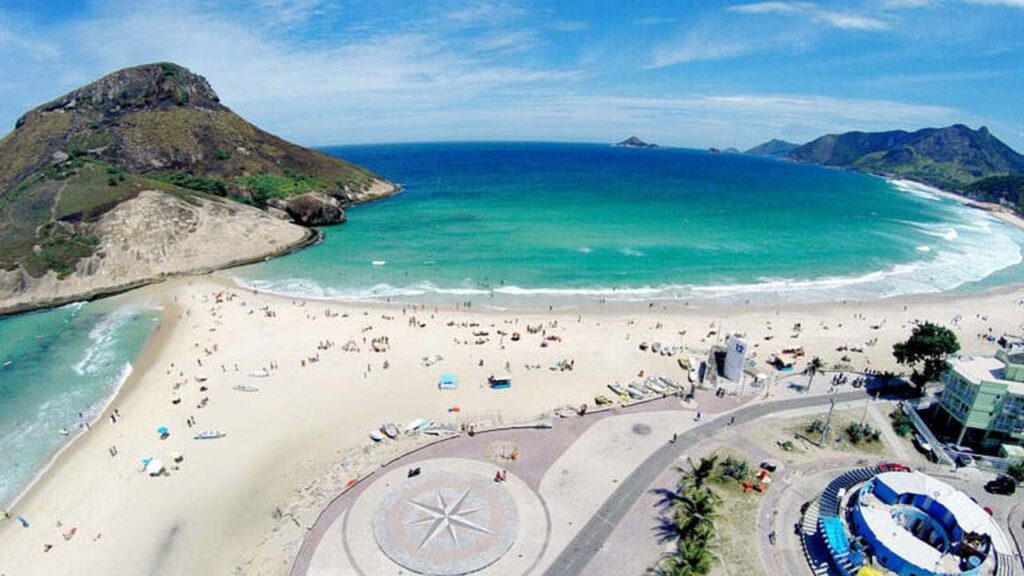 Vista aérea da Praia da Macumba no Rio de Janeiro.