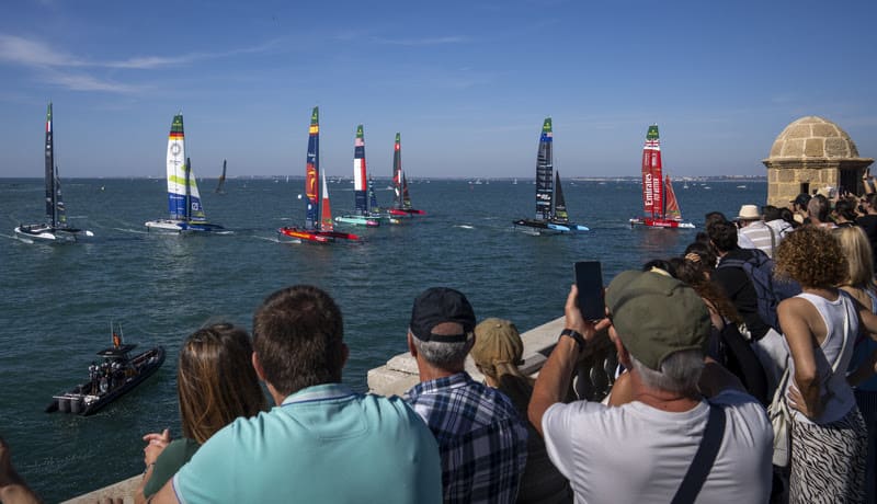 Público acompanha regatas do SailGP na Baía de Guanabara com catamarãs de alta velocidade ao fundo