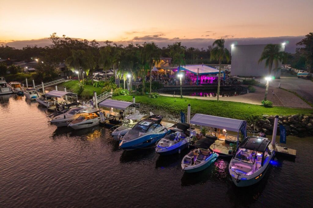 Salão Náutico Marina Joinville com embarcações expostas ao entardecer