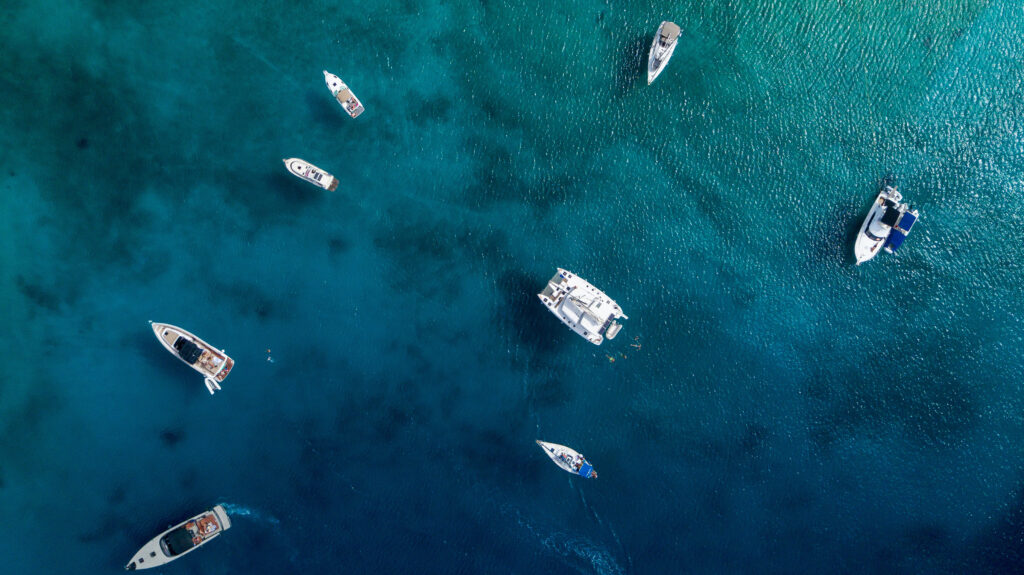Vista aérea de embarcações no mar representando o setor náutico e a Economia Azul no Brasil