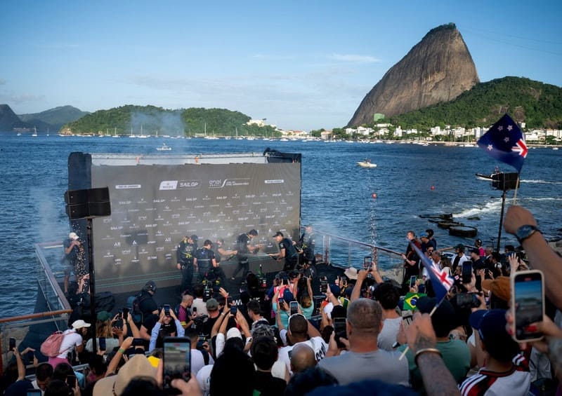 Equipe da Austrália comemora vitória no pódio do SailGP Rio com público ao redor na Baía de Guanabara