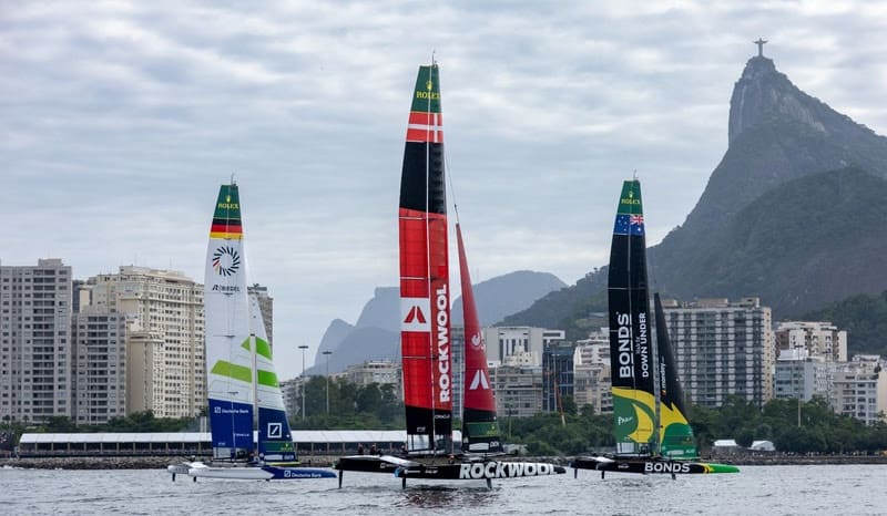 Barcos F50 do SailGP competindo na Baía de Guanabara com o Cristo Redentor ao fundo no Rio de Janeiro
