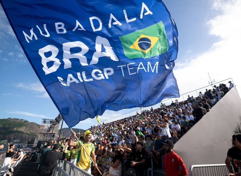 Torcedor agita bandeira do Mubadala Brazil SailGP Team durante etapa do SailGP no Rio de Janeiro