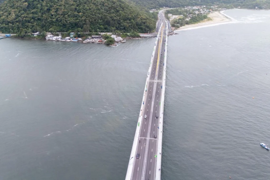Vista aérea da Ponte de Guaratuba atravessando a baía no litoral do Paraná.