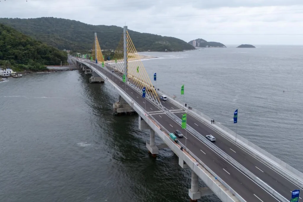 Ponte de Guaratuba sobre o mar no litoral do Paraná vista de cima após inauguração.