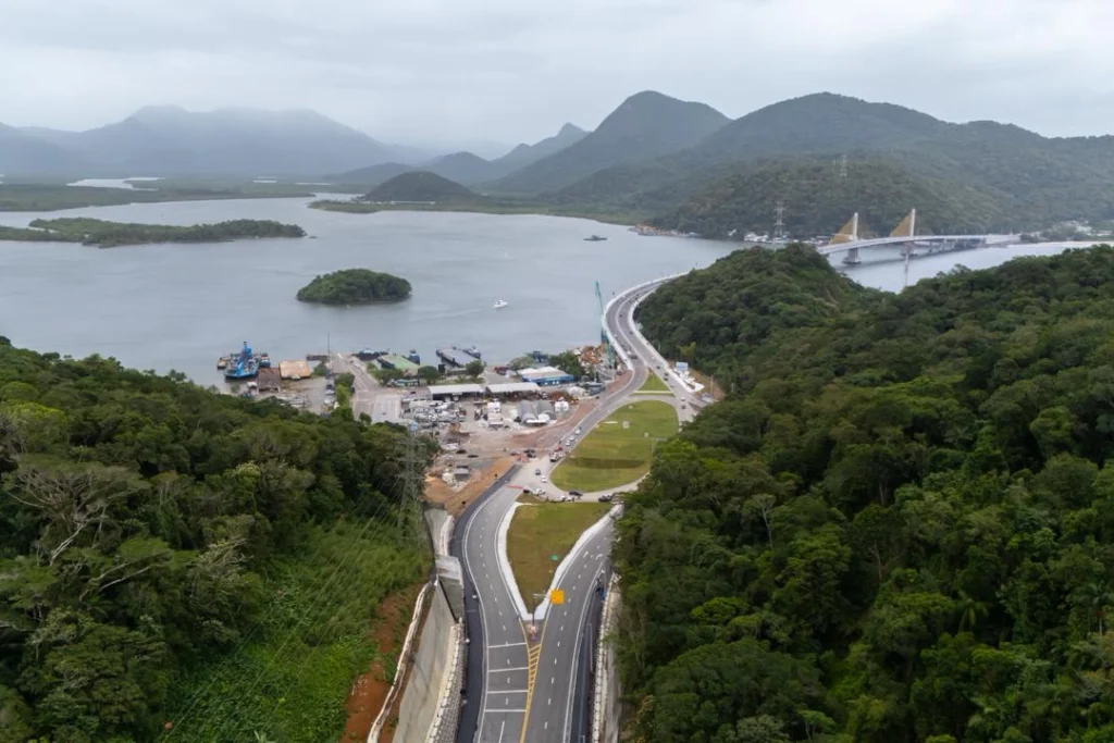 Acesso à Ponte de Guaratuba em meio à mata atlântica no litoral do Paraná.