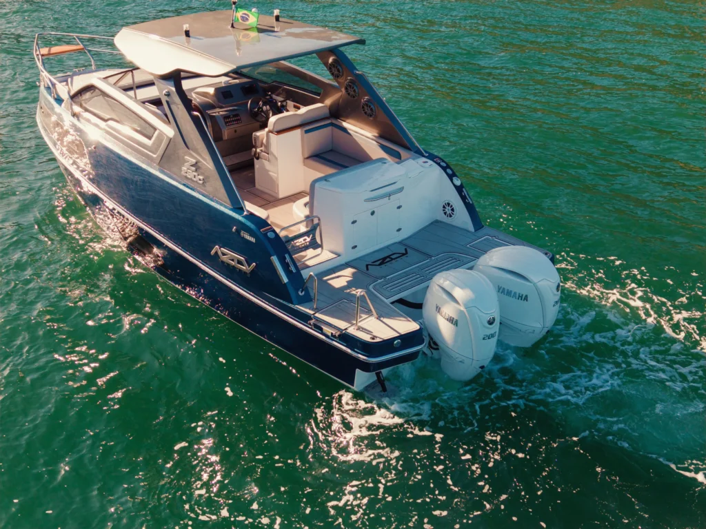 Lancha Azov Z290 Cabinada equipada com motores Yamaha navegando em águas do Rio de Janeiro