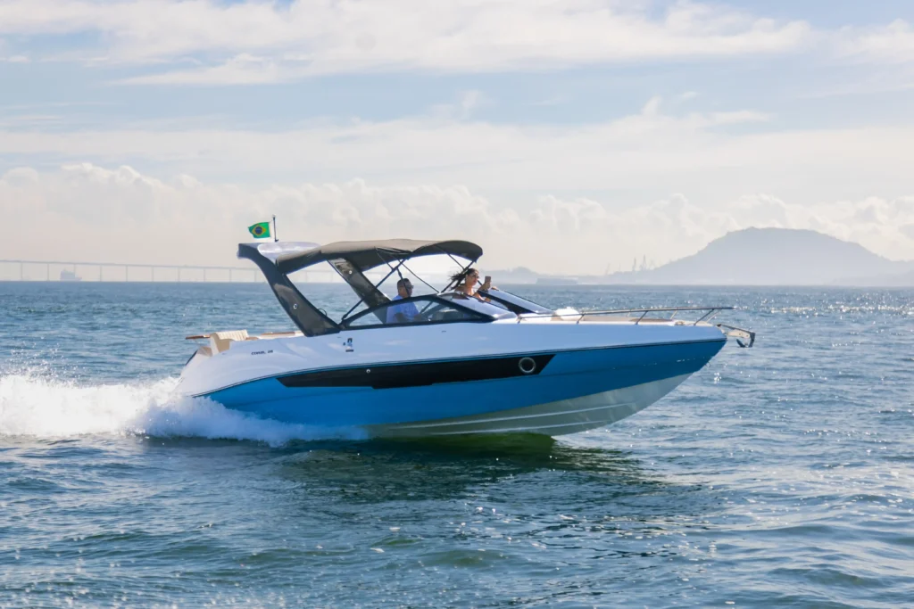 Coral 26 WA navegando em mar aberto durante teste realizado pela Compre Náutica.