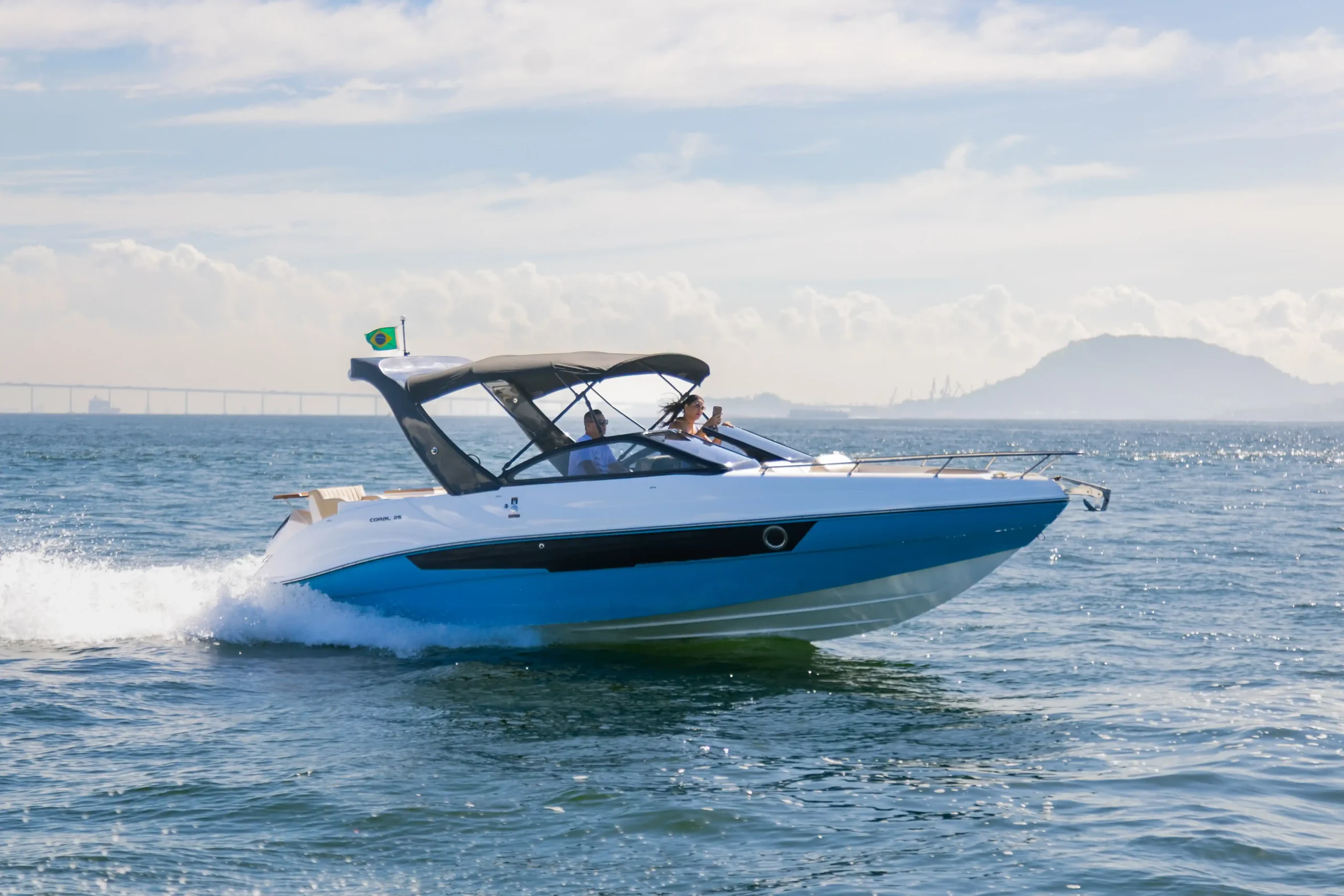 Coral 26 WA navegando em mar aberto durante teste realizado pela Compre Náutica.