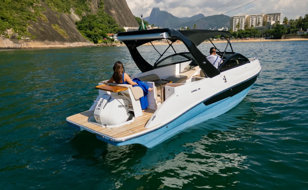 Plataforma de popa da Coral 26 WA equipada com motor Mercury V6 de 200 hp.
