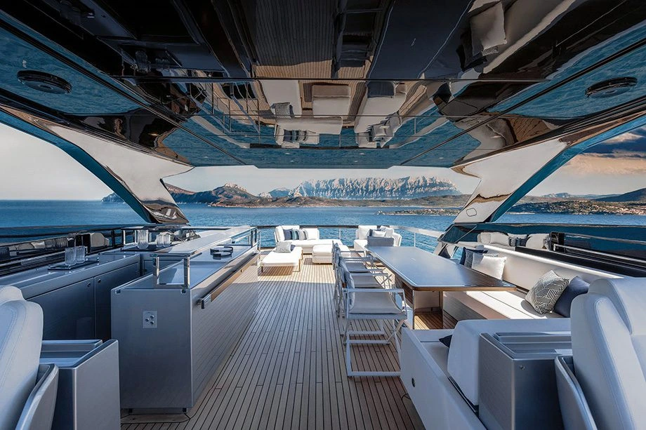 Área gourmet e flybridge do iate Riva 102’ Corsaro Super de Charles Leclerc.