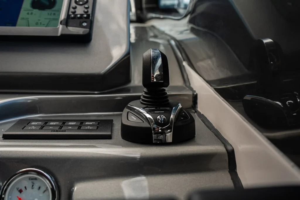 Joystick do sistema Helm Master EX da Yamaha instalado no posto de comando de uma lancha