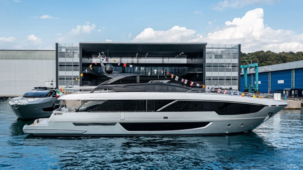 Novo iate de luxo Riva 102’ Corsaro Super de Charles Leclerc atracado na Itália.