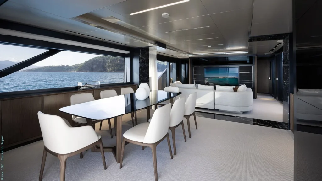 Sala de jantar e estar do iate Riva 102’ Corsaro Super com vista para o mar.