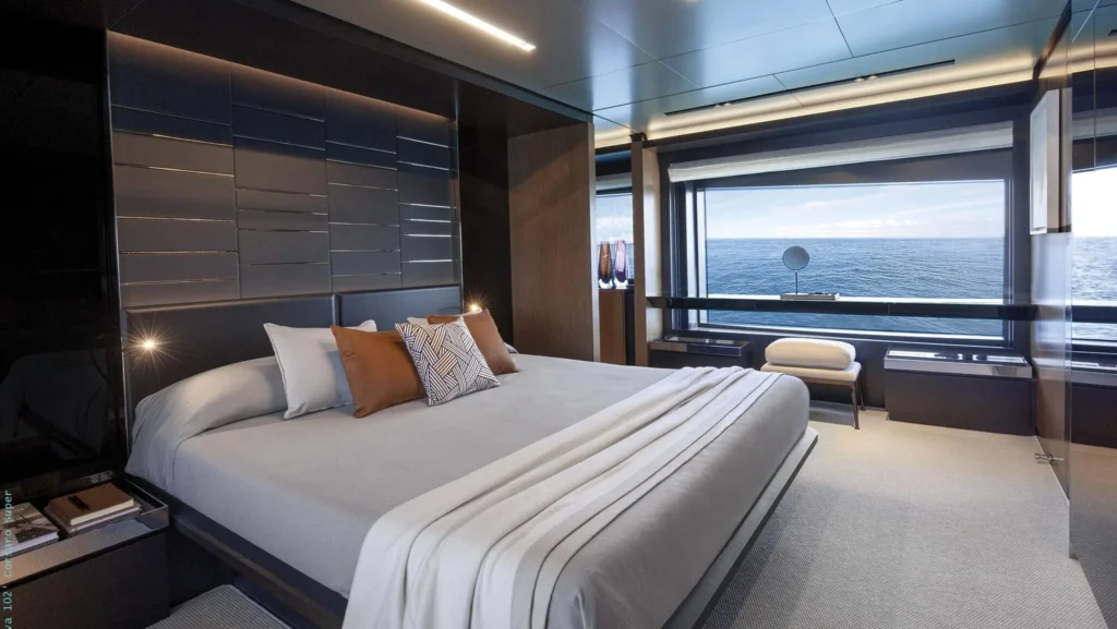 Suíte de luxo do iate Riva 102’ Corsaro Super de Charles Leclerc com vista para o mar.