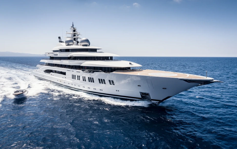 Megaiate Amadea, da Lürssen, em navegação com heliponto na proa e múltiplos decks.