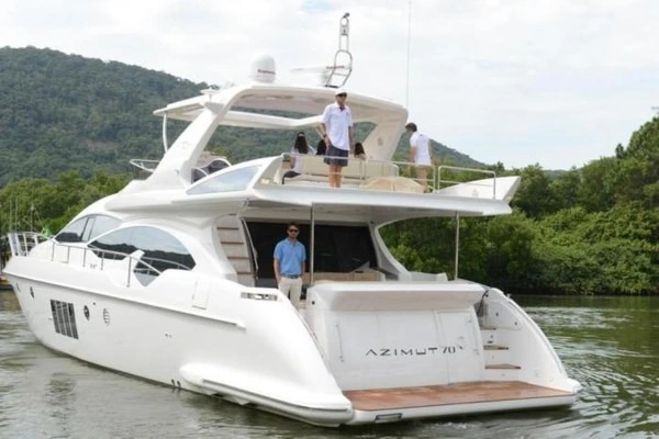 Vista traseira do iate Azimut 78 Nadine, embarcação adquirida pelo jogador Neymar.
