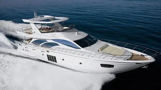 Iate Azimut 78 Nadine, embarcação de luxo pertencente ao jogador Neymar, navegando em alta velocidade.
