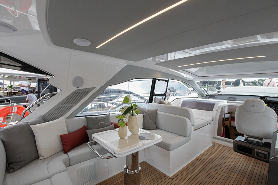 Interior da lancha de luxo Azimut Atlantis 51 com salão integrado, acabamento premium e espaço de convivência.