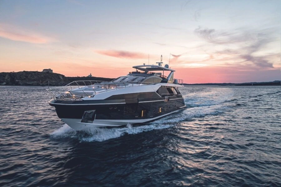 Superiate Azimut Grande 27 Metri CG Mare de Cristiano Ronaldo navegando em mar calmo ao pôr do sol.