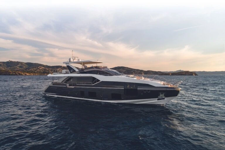 Vista lateral do superiate Azimut Grande 27 Metri CG Mare pertencente ao jogador Cristiano Ronaldo.