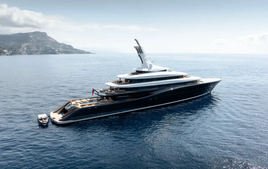 Megaiate Breakthrough, da Feadship, navegando em mar calmo com seu perfil elegante.