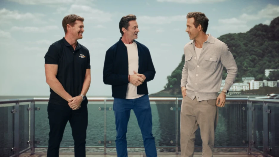Hugh Jackman e Ryan Reynolds ao lado de Tom Slingsby durante anúncio da série documental da SailGP produzida para o Disney+