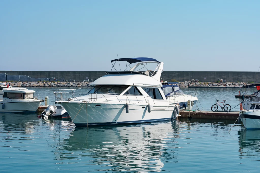 Lancha de passeio atracada em marina com estrutura voltada ao conforto e lazer.