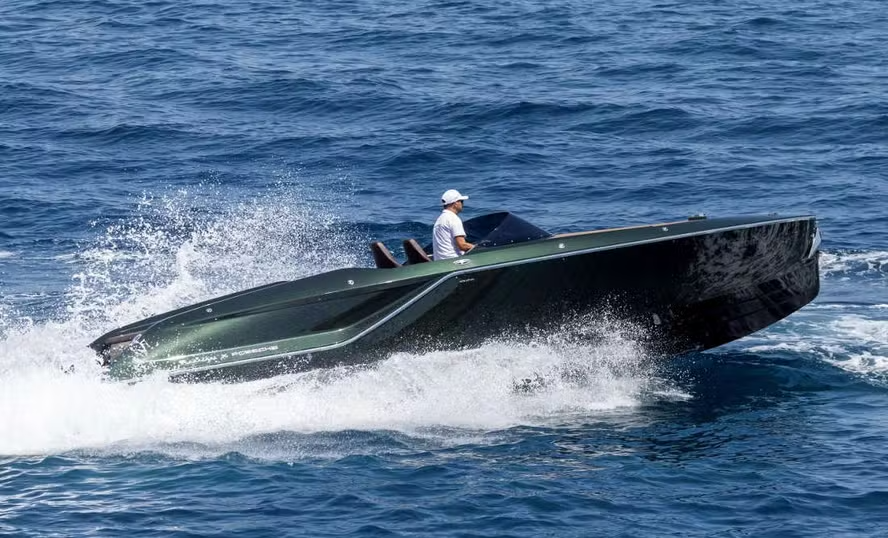Lancha elétrica da Porsche navegando no mar.