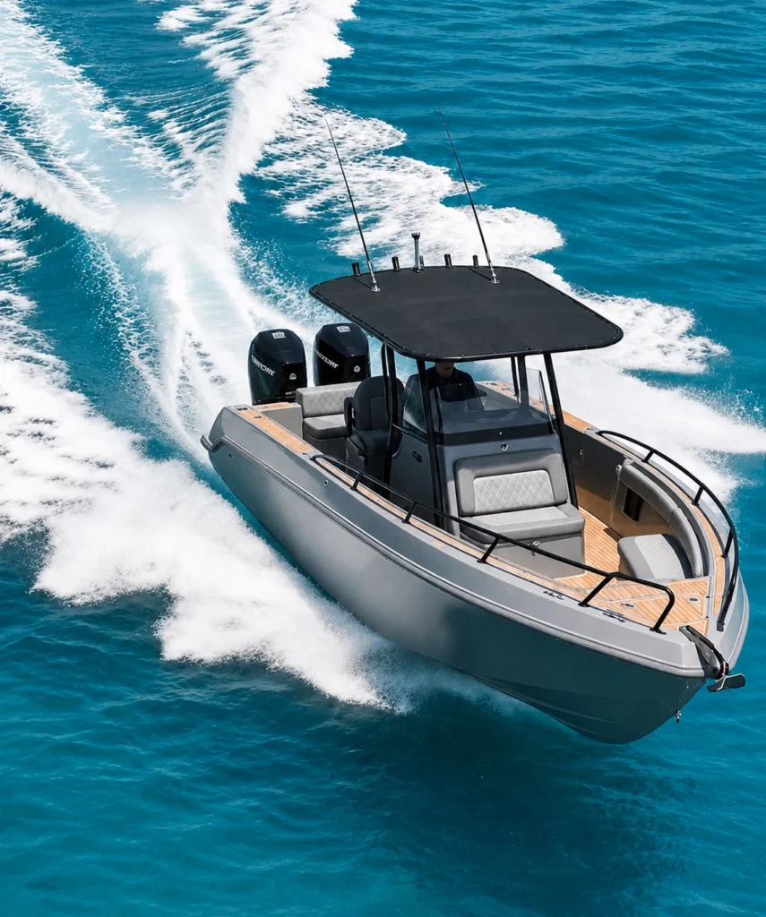 Lancha Ross Mariner C250 Ryder navegando em mar aberto vista de cima.
