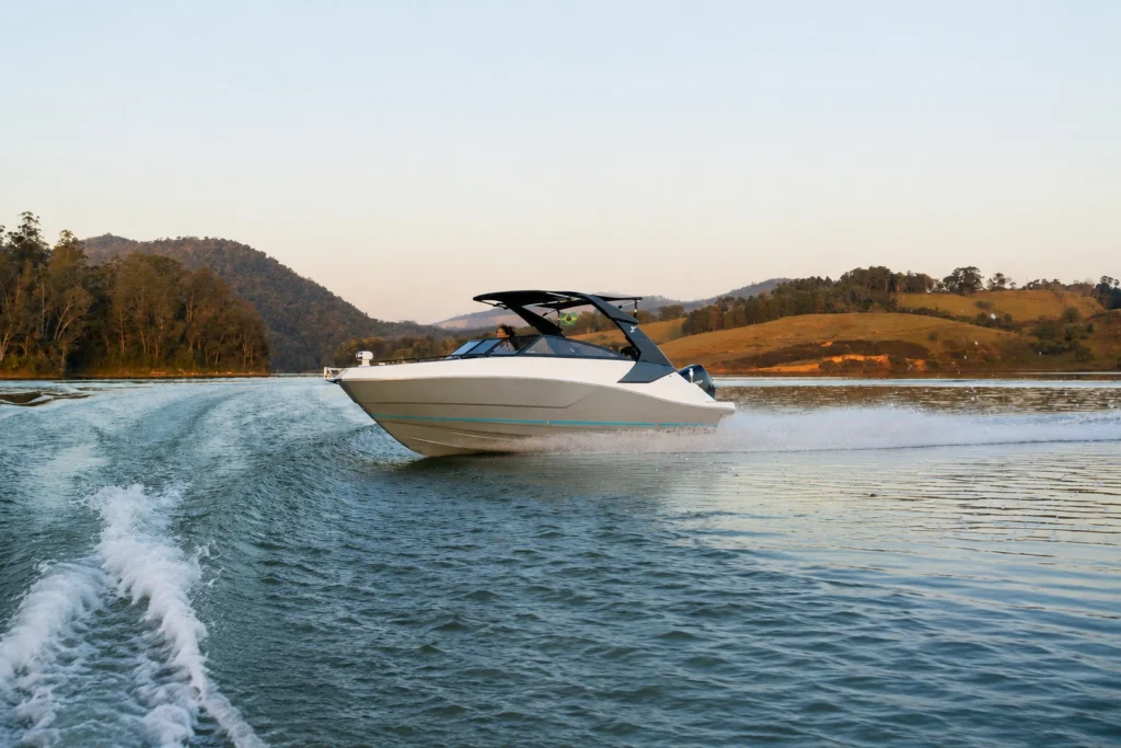 Lancha Ross Mariner SR220 navegando em alta velocidade em um lago durante o pôr do sol.