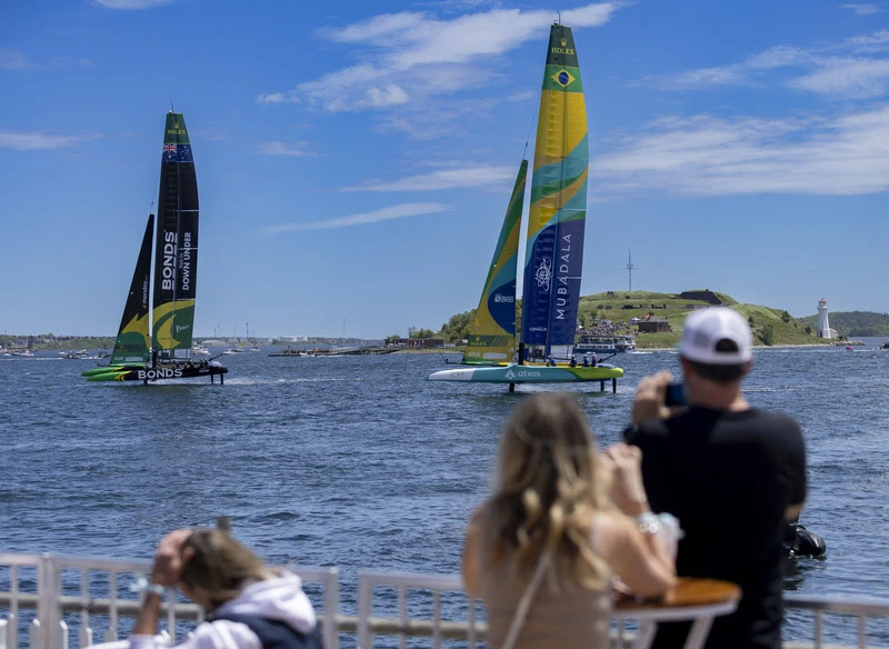 Embarcação do Mubadala Brazil compete na etapa de Halifax do SailGP 2026 diante do público.