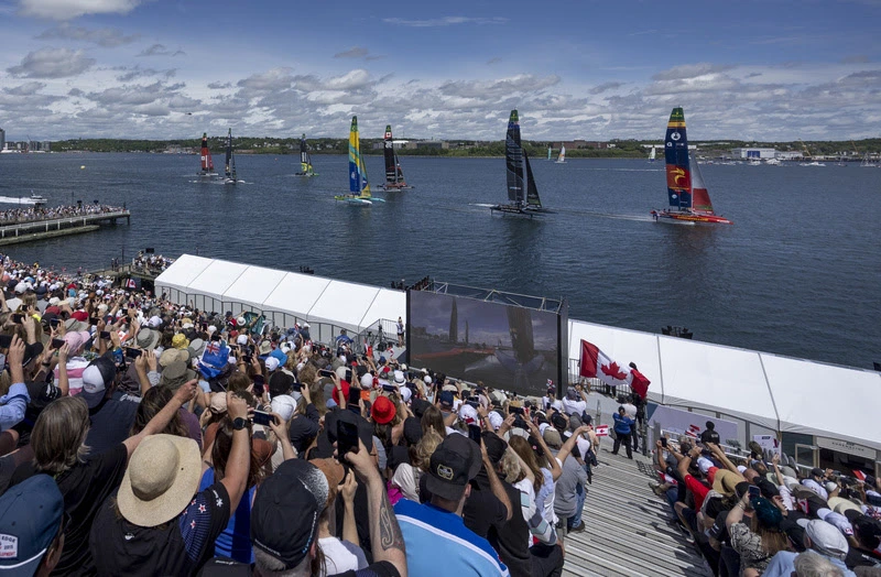 Catamarãs disputam a etapa de Halifax do SailGP 2026 com presença do Mubadala Brazil e público acompanhando das arquibancadas.