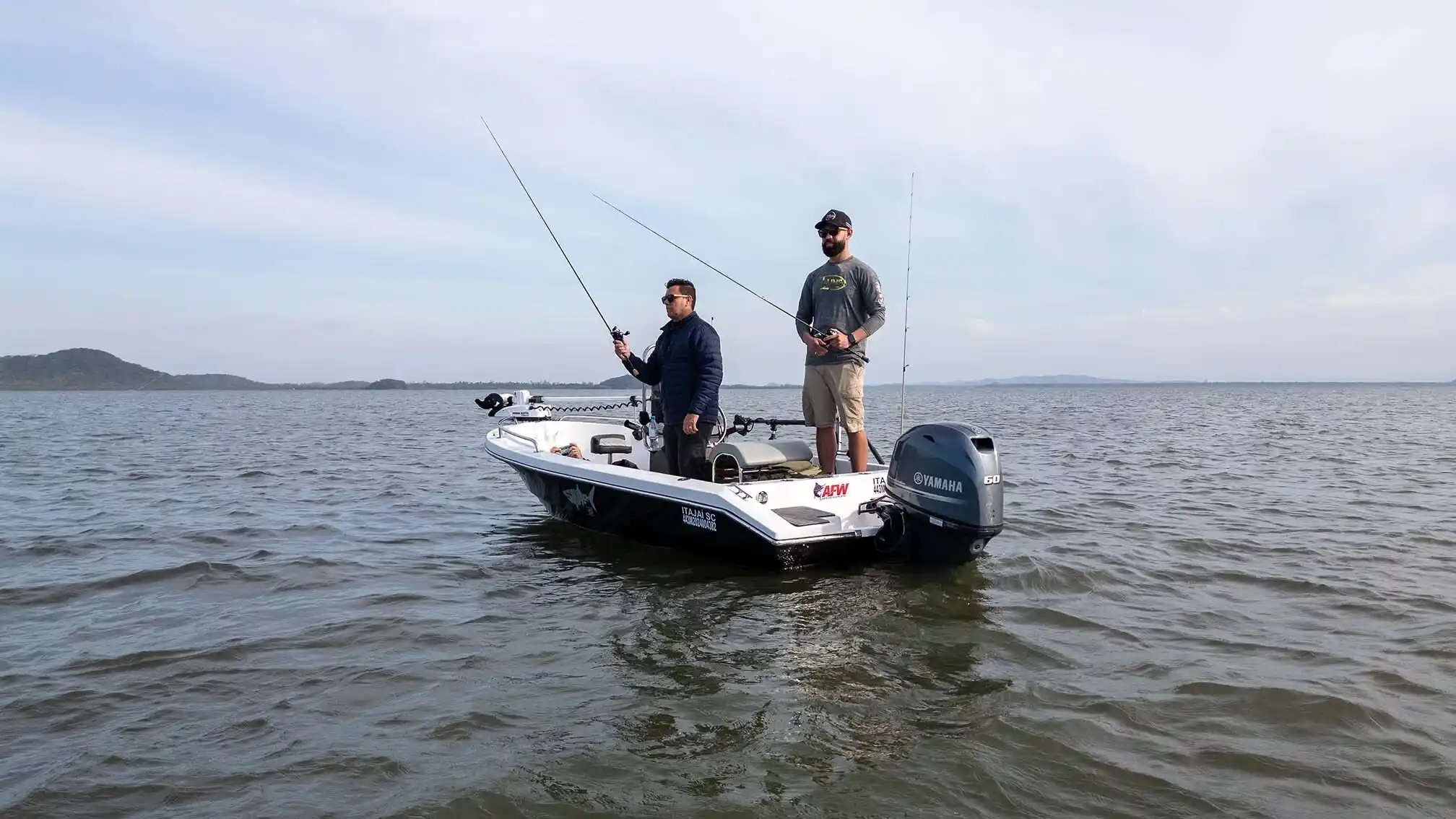 Pescadores utilizando lancha de pesca em atividade na água.