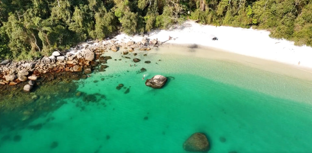 Praia de águas cristalinas em Angra dos Reis.
