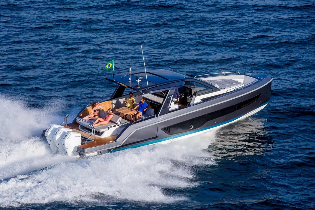 Lancha de luxo Schaefer V44 navegando em mar aberto com área social externa e motorização de alta performance.