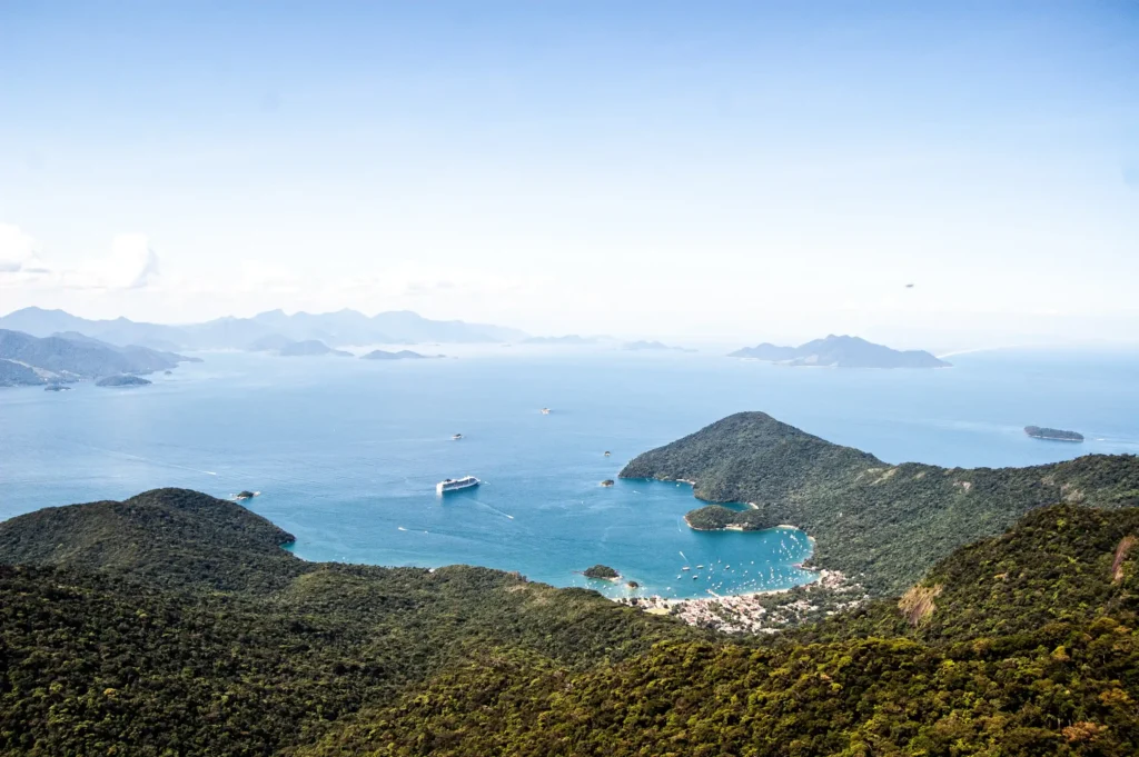Vista panorâmica de Angra dos Reis e da Ilha Grande, destino turístico que passou a cobrar taxa de turismo sustentável.