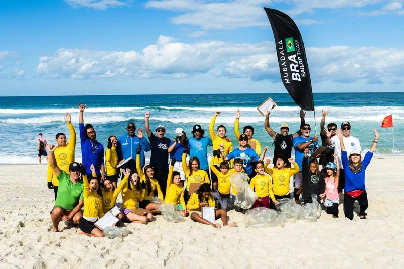 Participantes de ação socioambiental promovida pelo Mubadala Brazil SailGP Team durante a etapa da WSL em Saquarema.