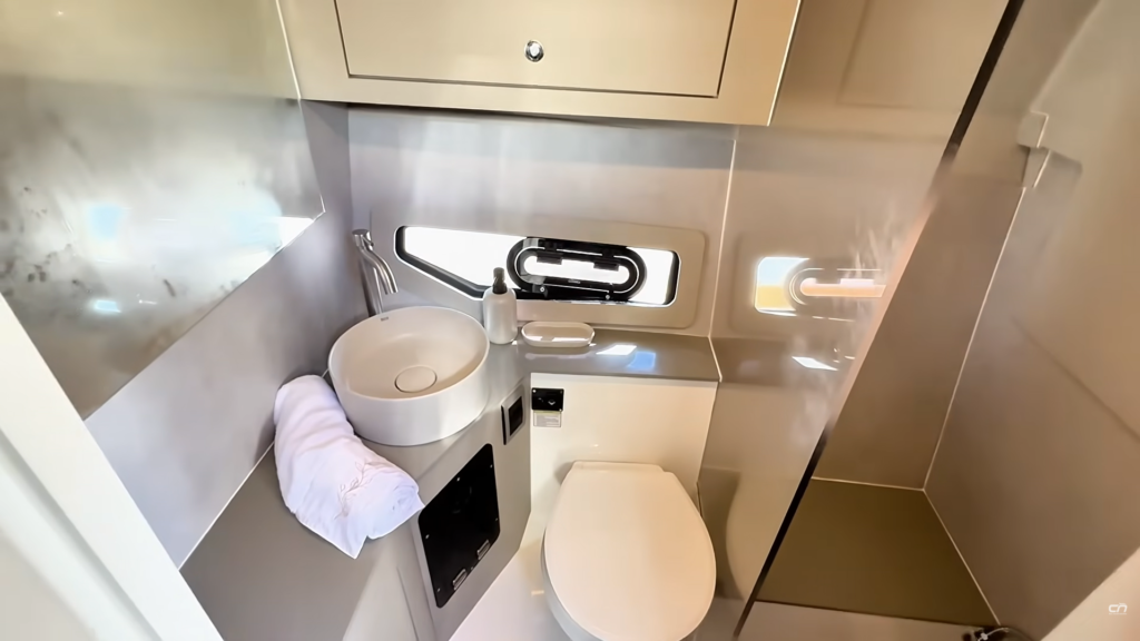 Banheiro da Ross SLR 340 Legend com pia, vaso sanitário e box para banho.
