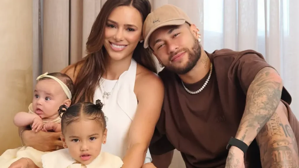 Neymar, Bruna Biancardi e as filhas Mavie e Mel posam juntos em foto de família.