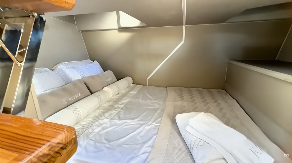 Cabine da Ross SLR 340 Legend com cama de casal e acabamento moderno.