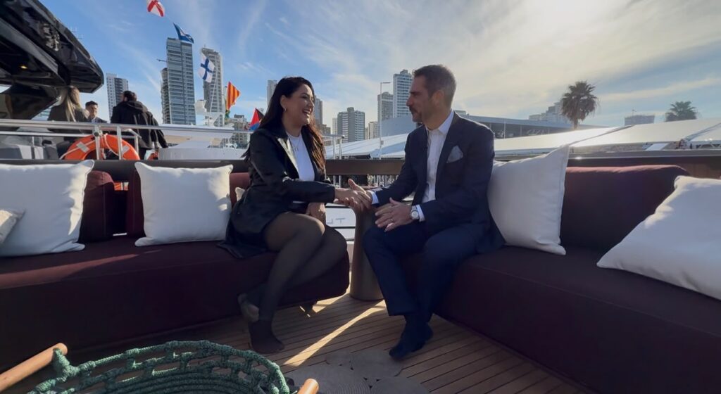 Carol Santiago entrevista Carlo Sisto, CEO da Azimut Yachts Brasil, a bordo de uma embarcação durante conversa exclusiva sobre a Azimut 25 Metri.