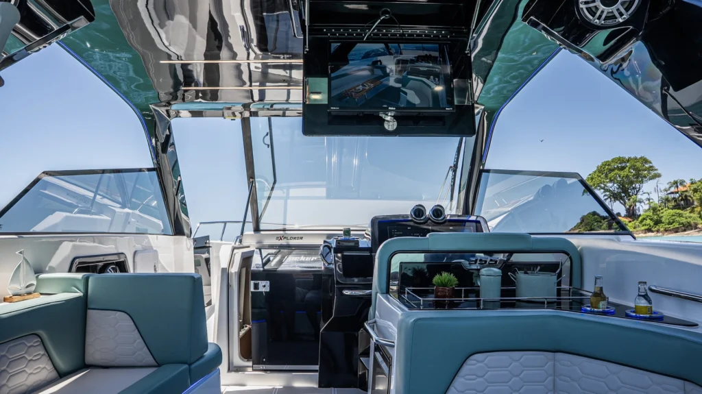 Cockpit e área gourmet da lancha Focker 355 GTS Explorer com televisão retrátil.