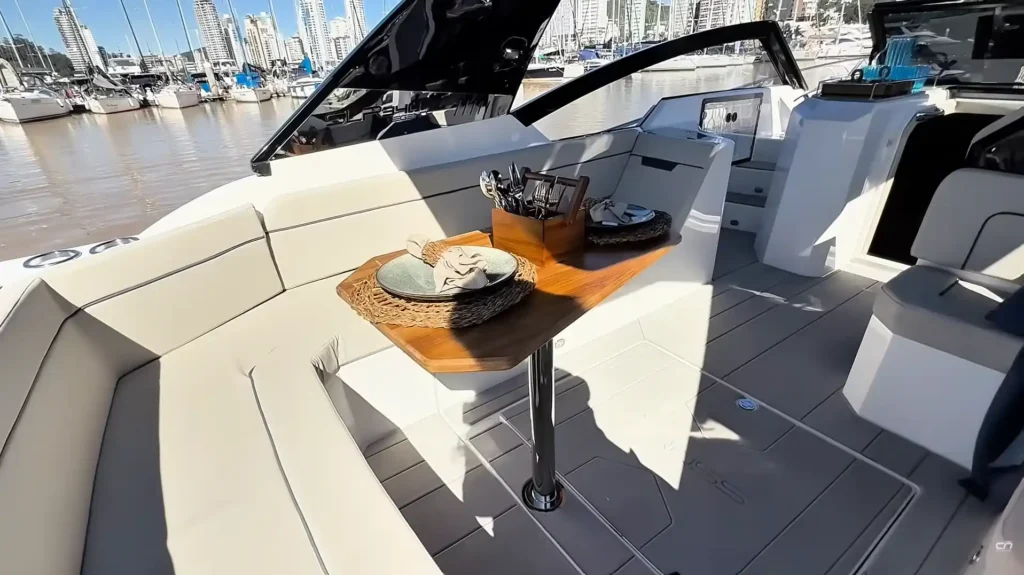Cockpit da Ross SLR 340 Legend com mesa de madeira e área de convivência.