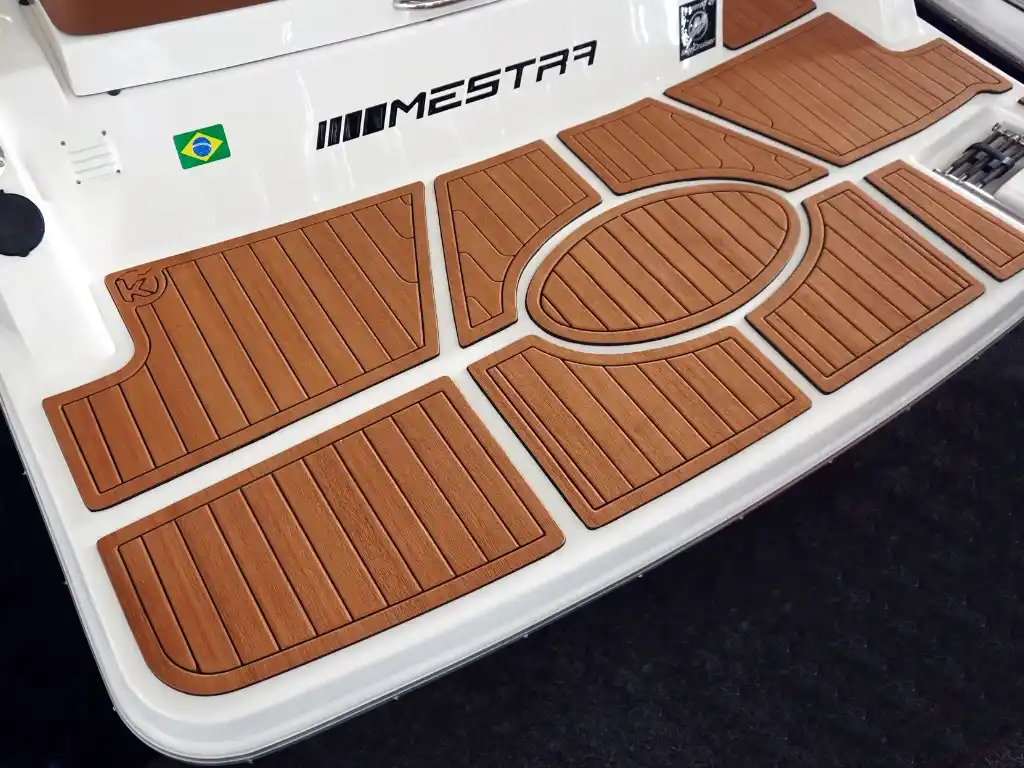 Piso EVA Soft Tech Premium Ocre da Kapazi Náutica para barco com acabamento que reproduz a teca.
