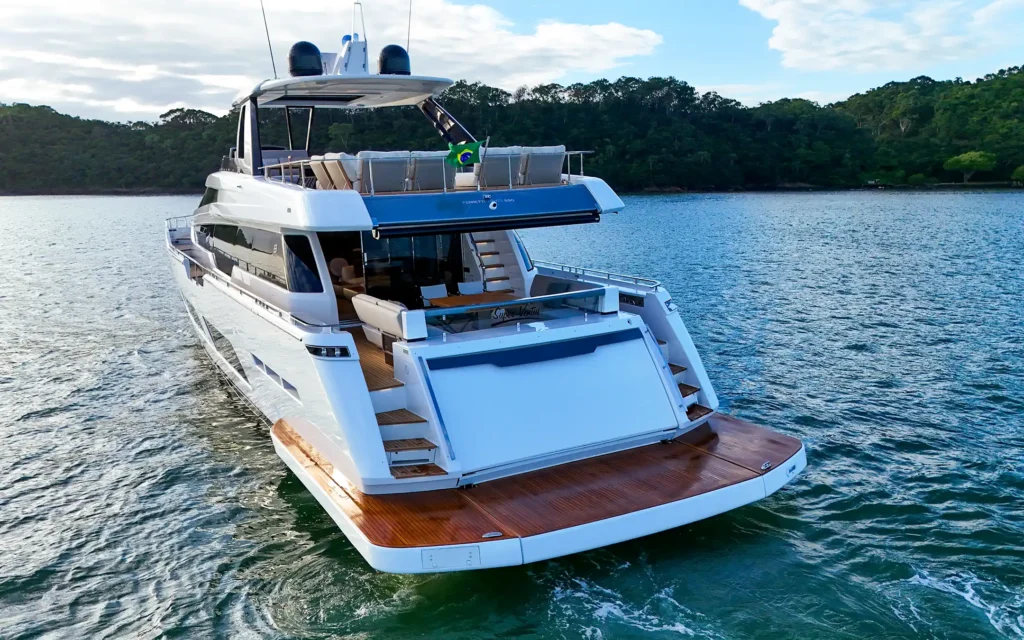 Popa reestilizada da Ferretti Yachts 850R produzida pelo Grupo OKEAN para o Marina Itajaí Boat Show 2026.