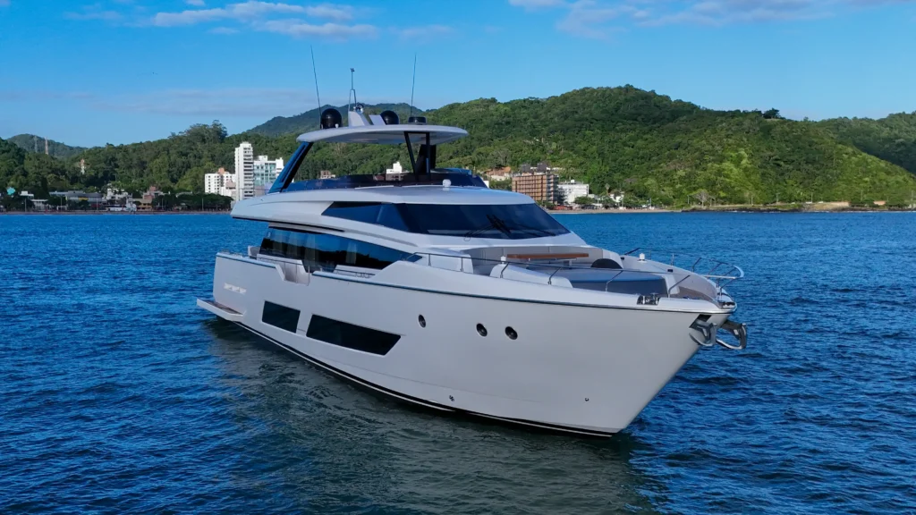 Vista lateral da Ferretti Yachts 850R, iate que será apresentado pelo Grupo OKEAN no Marina Itajaí Boat Show 2026.